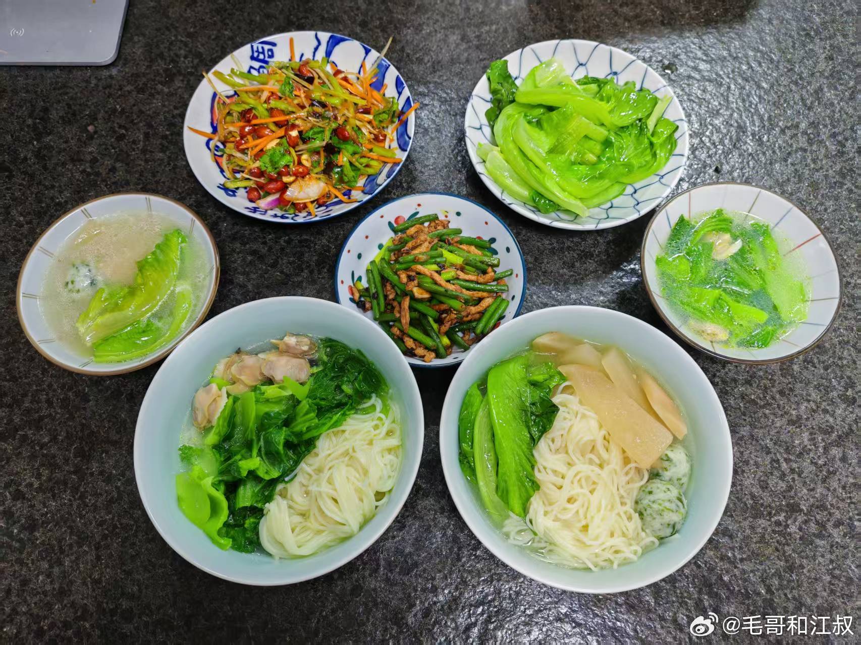晚上我想用剩下的酸萝卜老鸭汤煮面，江哥想用蛤蜊盖菜汤煮面，谁也说服不了谁，只能各