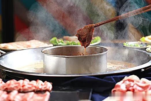 #记录我的2023# 
#十月美食录# 
吃着碗里，看着锅里，是对火锅最大的尊重