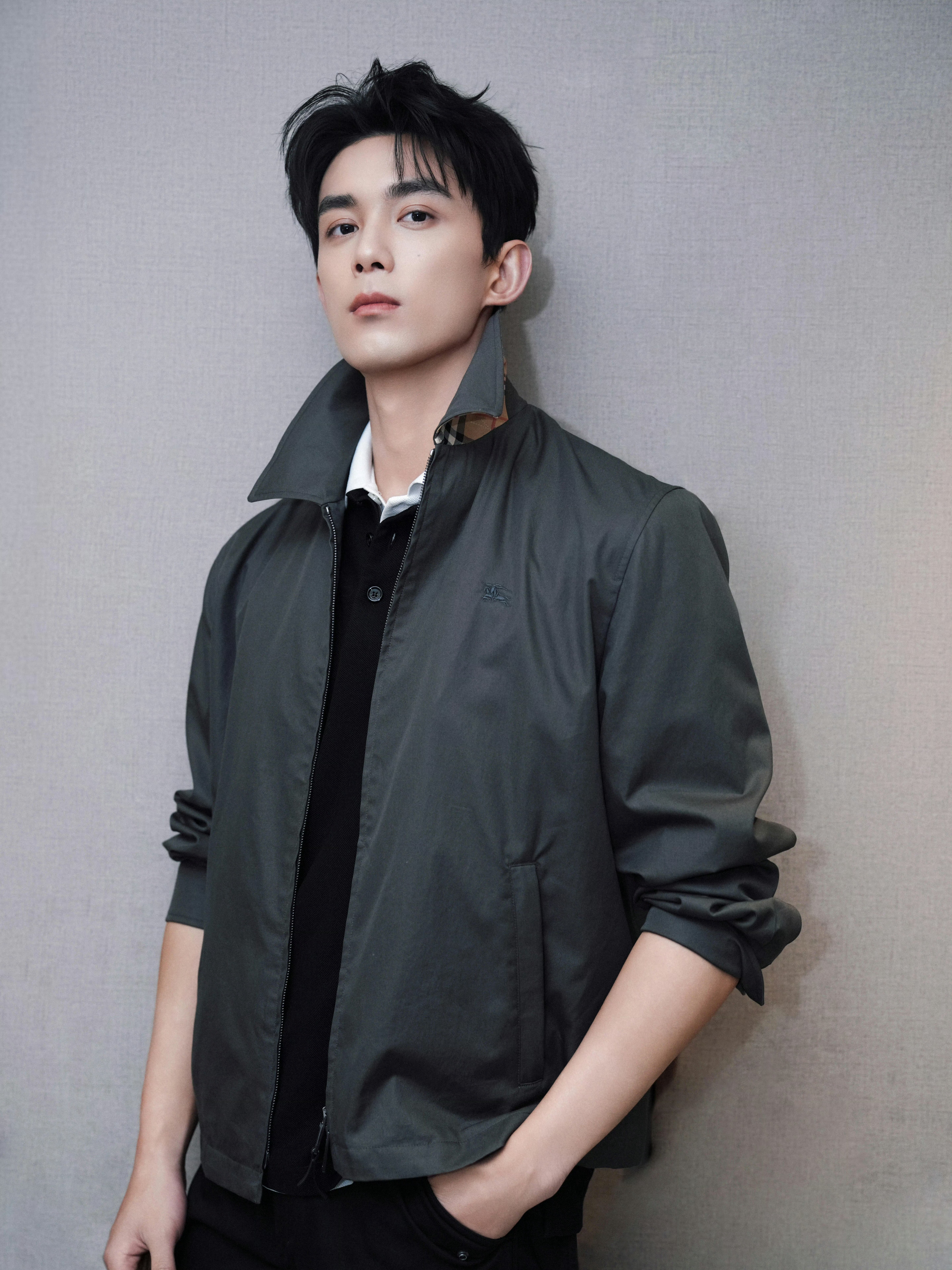 吴磊 in Burberry 📸🧥  夹克外套配Polo衫，俊朗少年的利落风