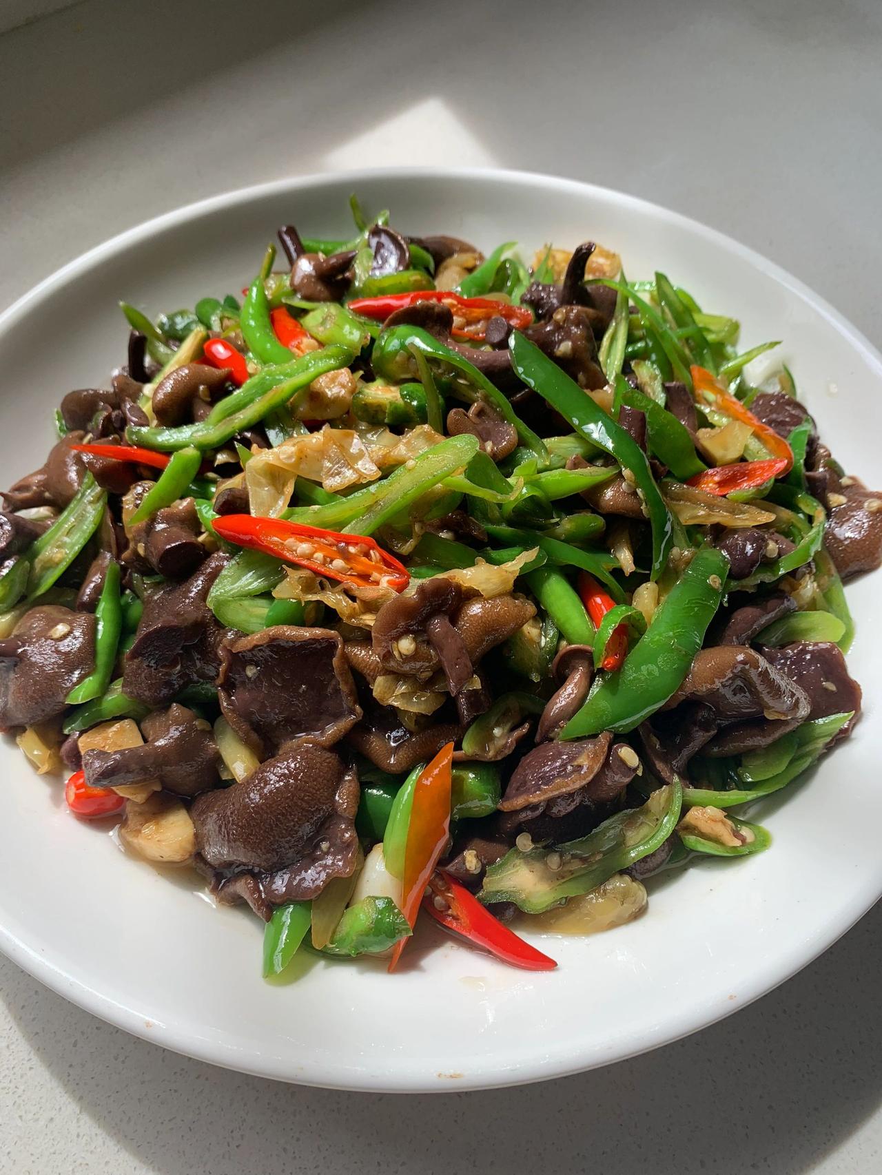 小炒红乳牛肝菌，这口鲜，还跟小时候一样
小时候，在四川的乡下，满山遍野的去捡菌子