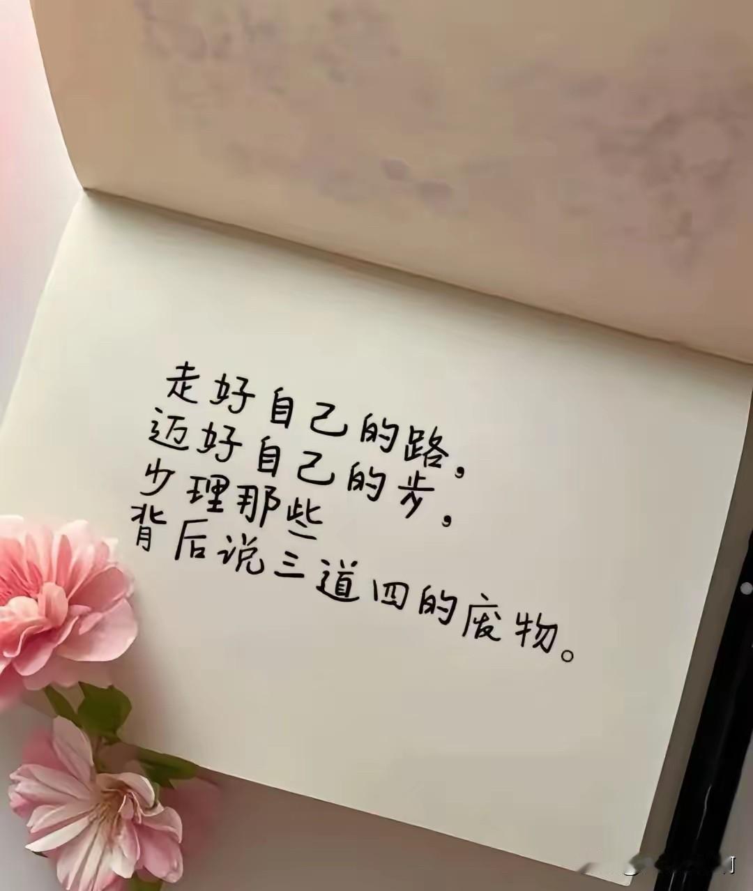 外面雨哗哗的，从昨天下午开始下到现在了，一宿都没停。
下的很心烦。
今年的小樱桃