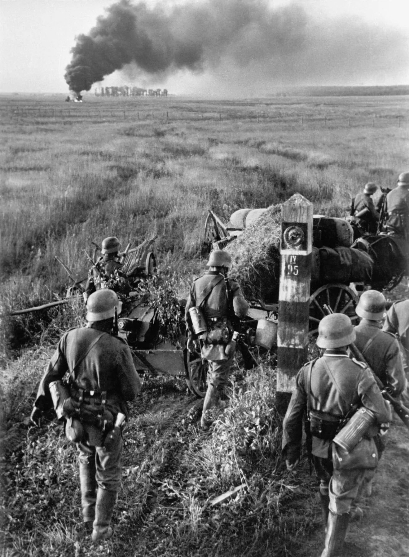 1941年6月22日，一队德军正在越过苏联边境。 