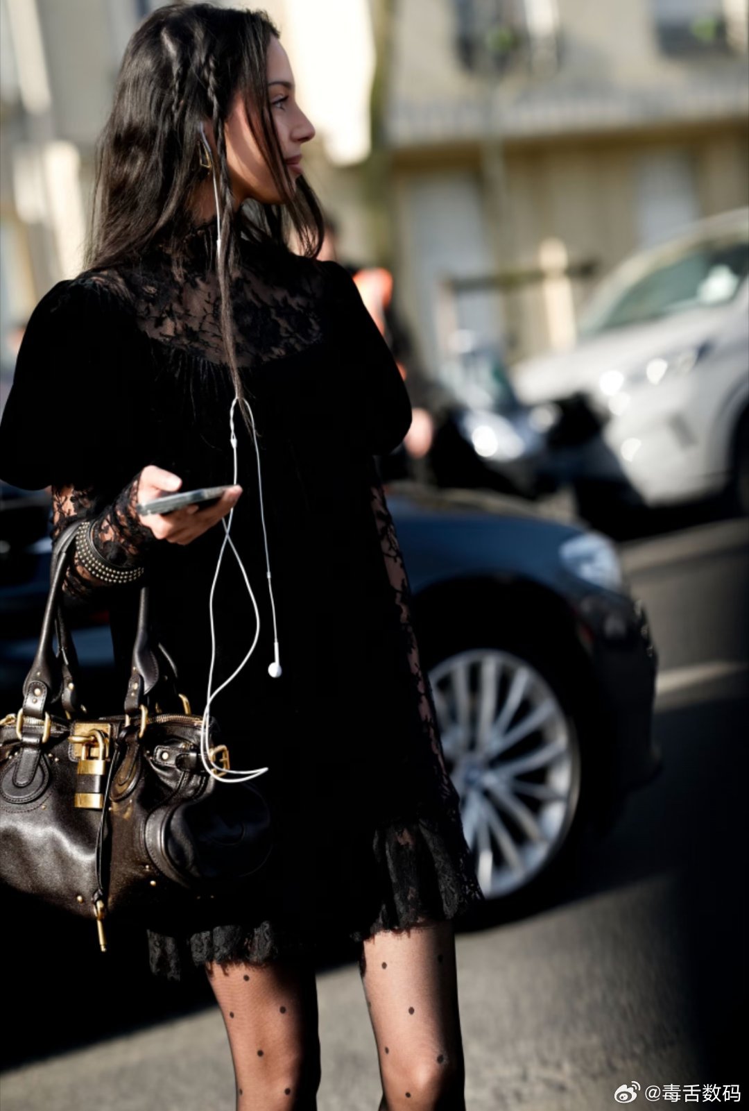 有线耳机爆火原因很多人又把有线耳机当时尚穿搭单品了，但我感觉跟有线耳机没多大关系