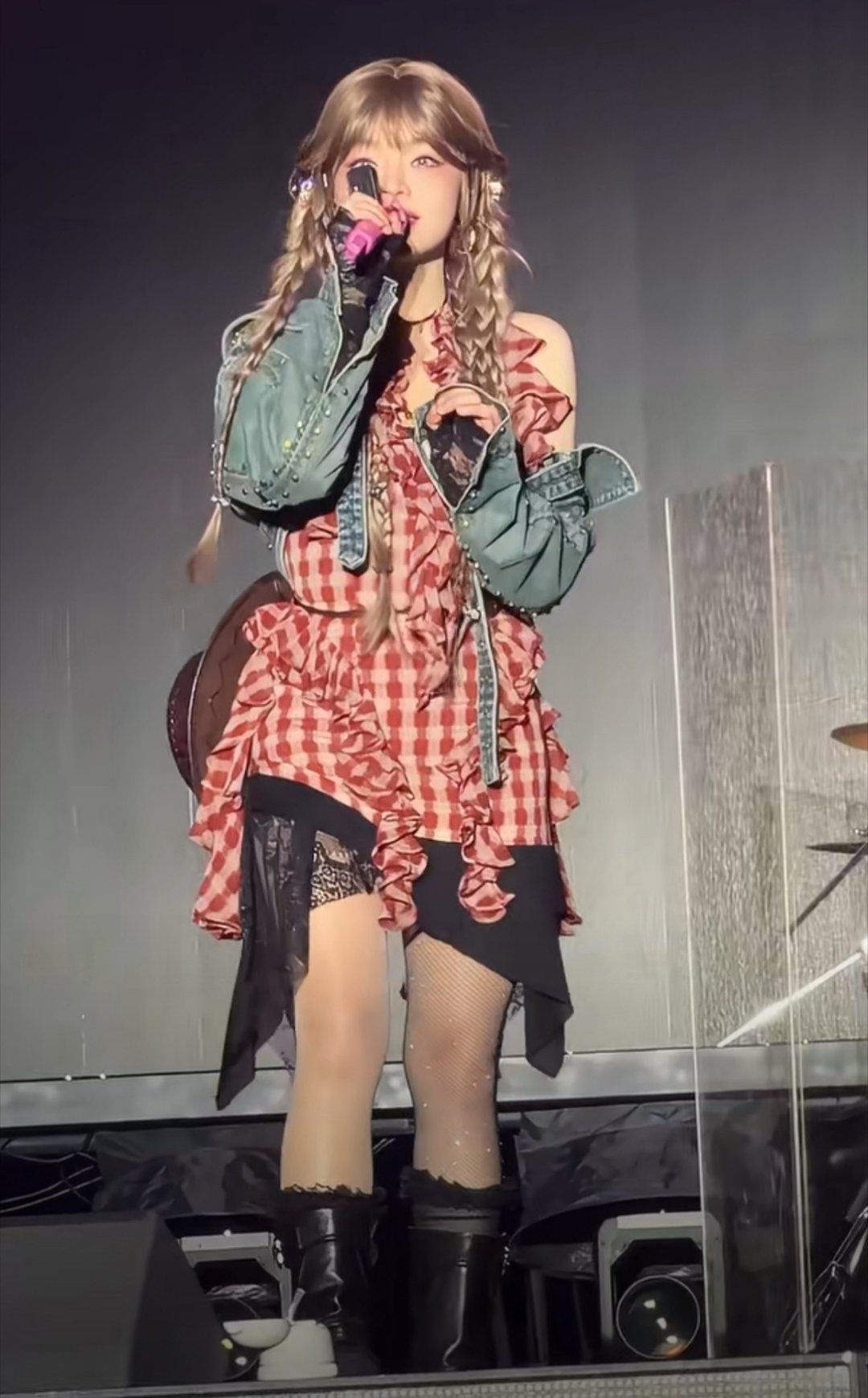 黄霄雲演出晕倒 歌手黄霄雲在参加群星演唱会舞台上晕倒，经工作室确认其长期缺觉、疲