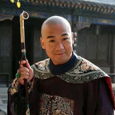 微小说大赛趣说历史 清朝乾隆年间，纪晓岚与和珅同朝为官，一个机敏诙谐，一个贪慕权