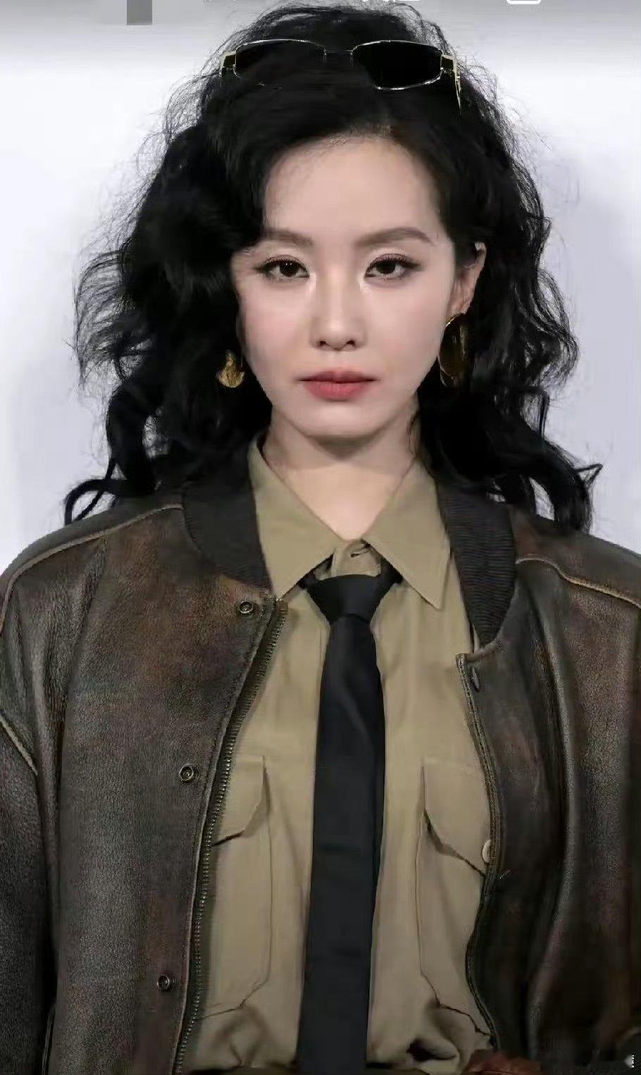 刘诗诗衣服 告诉前任我很受欢迎 我感觉这件衣服还挺好看的呢啊哈哈哈每个人审美不同