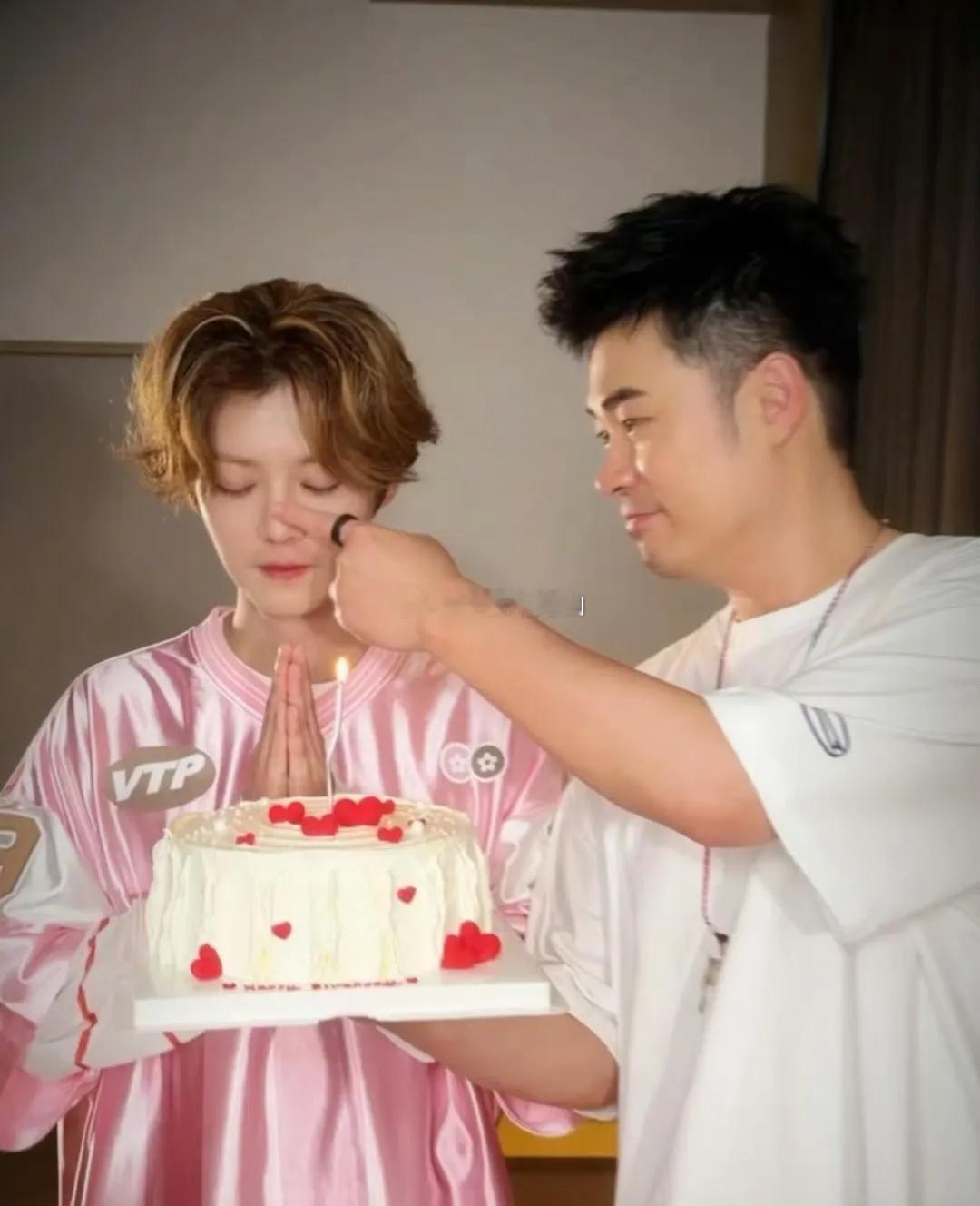 确实很多人都有这种感觉：恋爱谈太久，激情慢慢磨成亲情，反而少了冲动结婚的那股劲儿