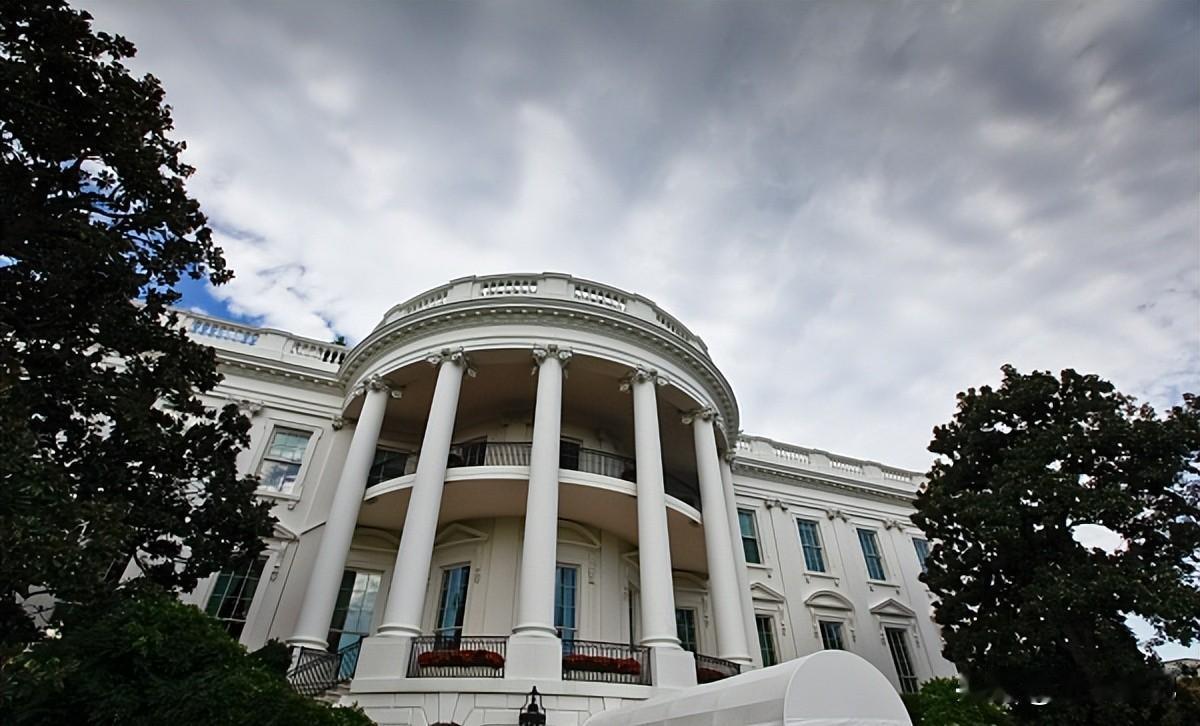 美国劫油船掀风云，盟友反水现裂痕，国际法成新战场。
一艘载着一百多万桶原油的巨轮