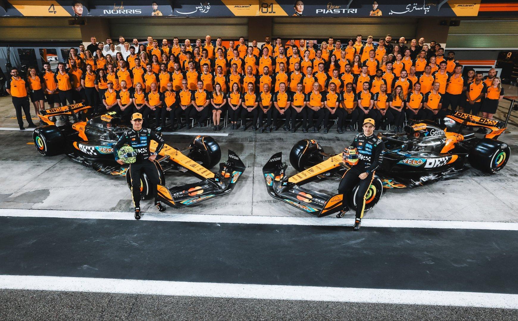 迈凯伦车队2025赛季F1收官大合照 共有134人（包含2名车手）F1赛车202