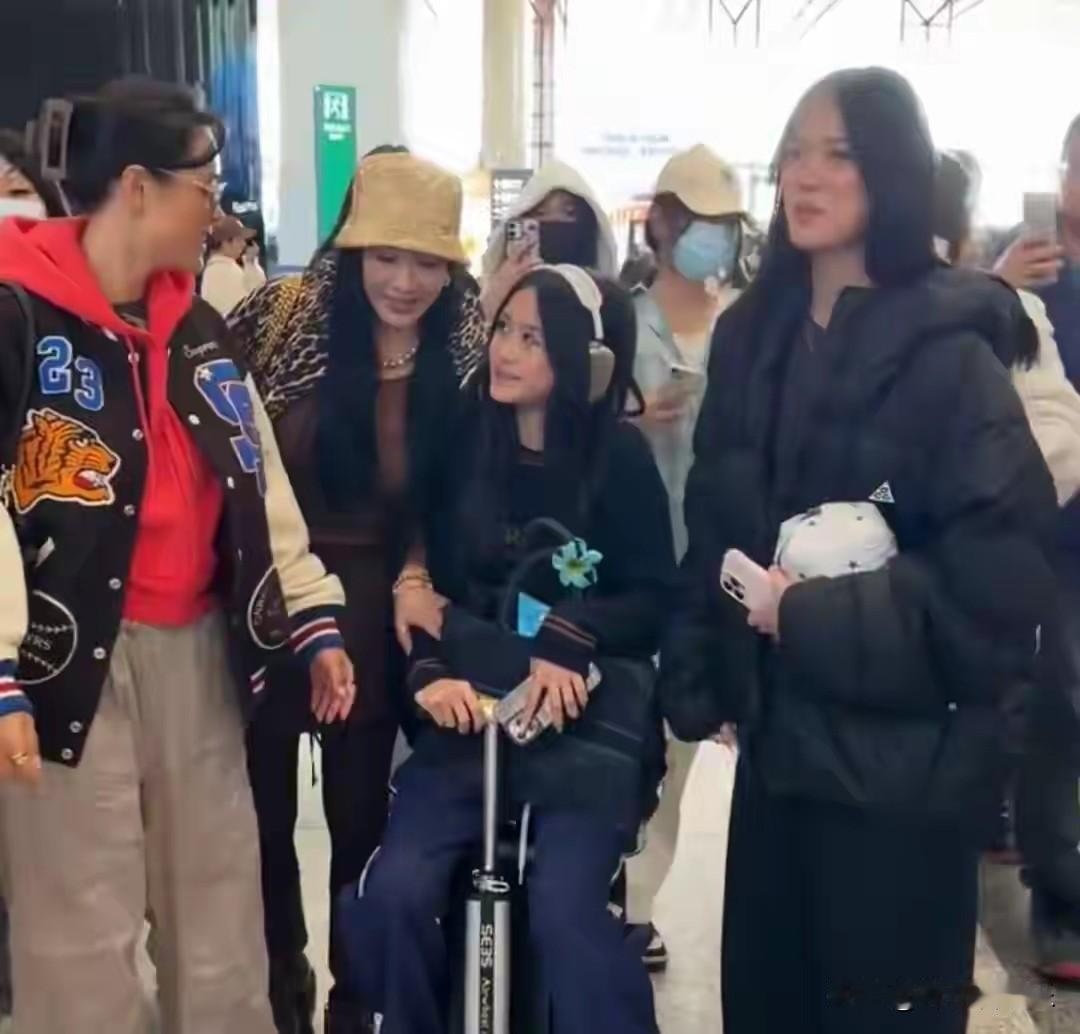 近日，钟丽缇的大女儿张敏钧现身机场，镜头中的她宛如一道亮丽的风景线，瞬间吸引了众