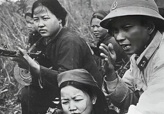 1979年，黄干宗被两个越南女兵抓走，他已经做好赴死的准备，谁知女人却说：“我们