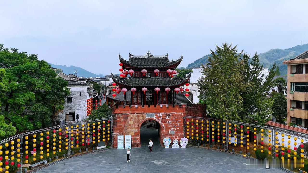 黔城似锦
——​鸟瞰黔阳古城
​洛阳亲友如相问，
一片冰心在玉壶。
​王公情深传