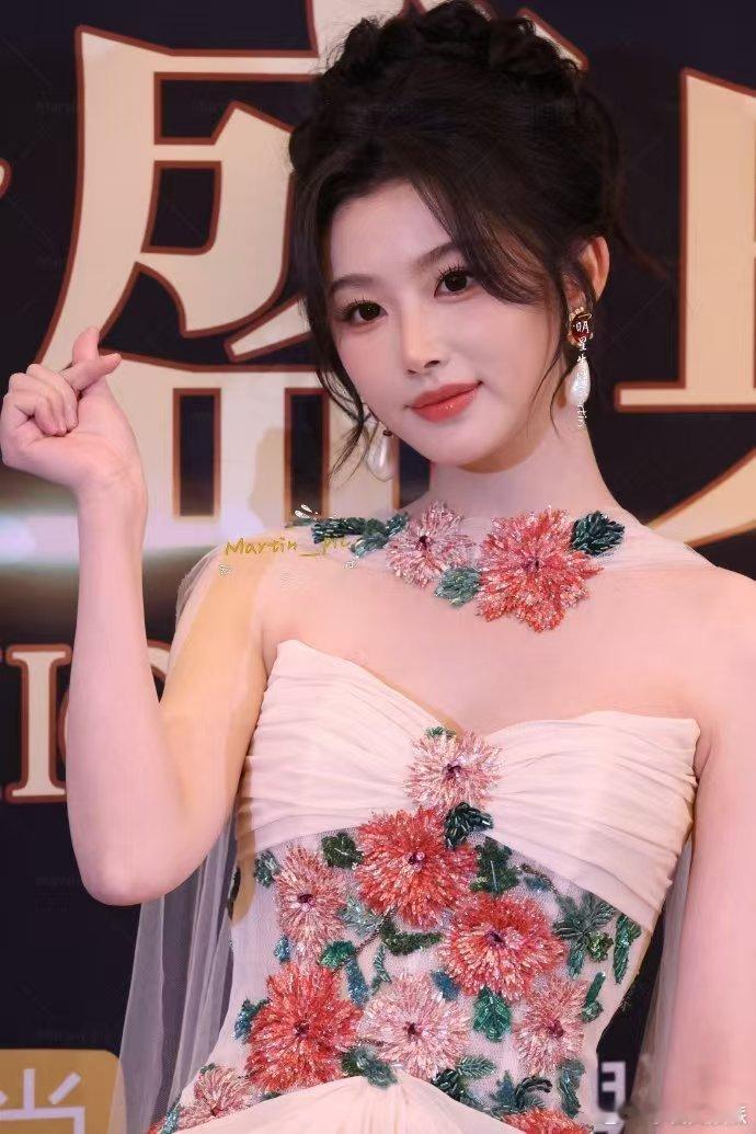 孔雪儿 媚眼抛给我看 孔雪儿媚眼一撩，花仙子造型美到冒泡。她像草莓小蛋糕，香香甜