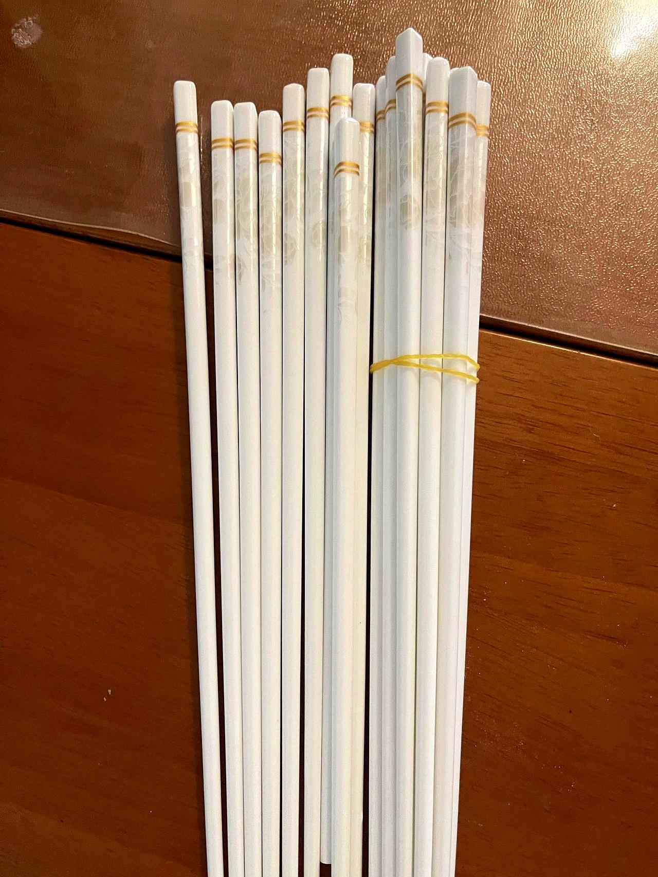你家筷子筒里，是不是也躺着几双根部发黑、甚至长了绿毛的旧筷子？
前阵子听大作家李