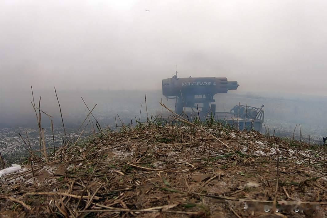 在乌克兰战区，俄军配备多管火箭炮的“耕耘者”（Kultivator）地面机器人系