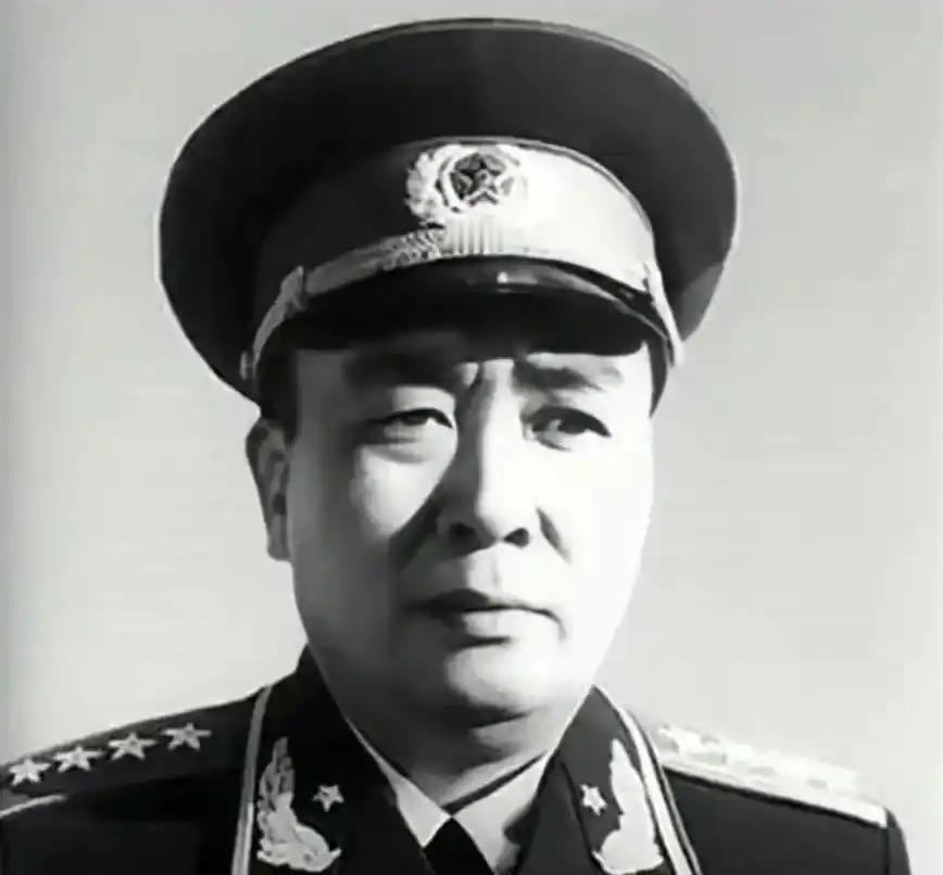 看到很多人都说东野的参谋长刘亚楼与谭政政治部主任是平级，为啥授衔时谭政大将，刘亚