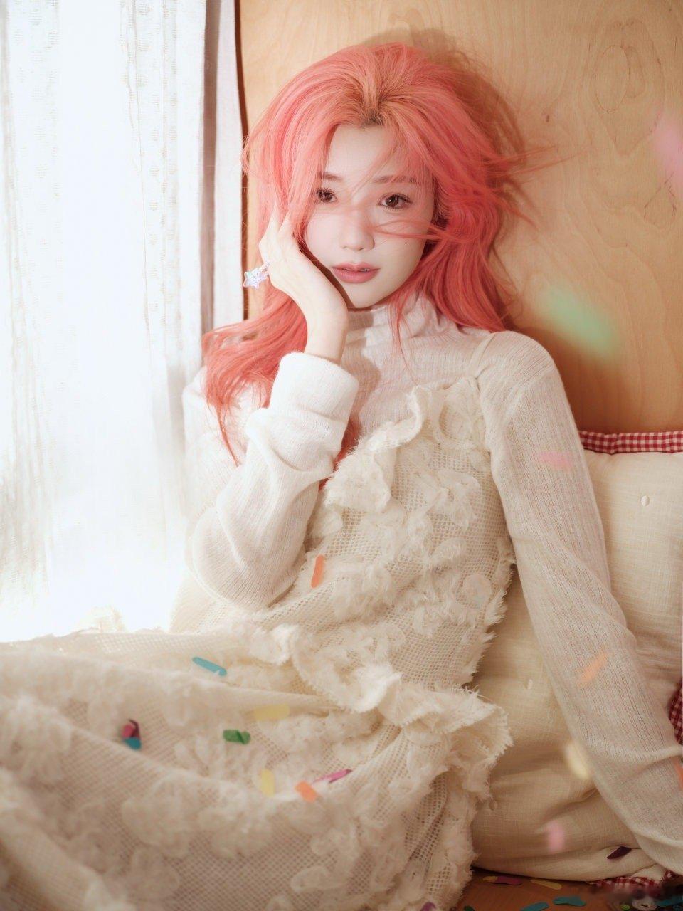 毛晓彤 女团门面级别 毛晓彤新造型女团感拉满！染了新发色，笑容明媚，写真每一帧都