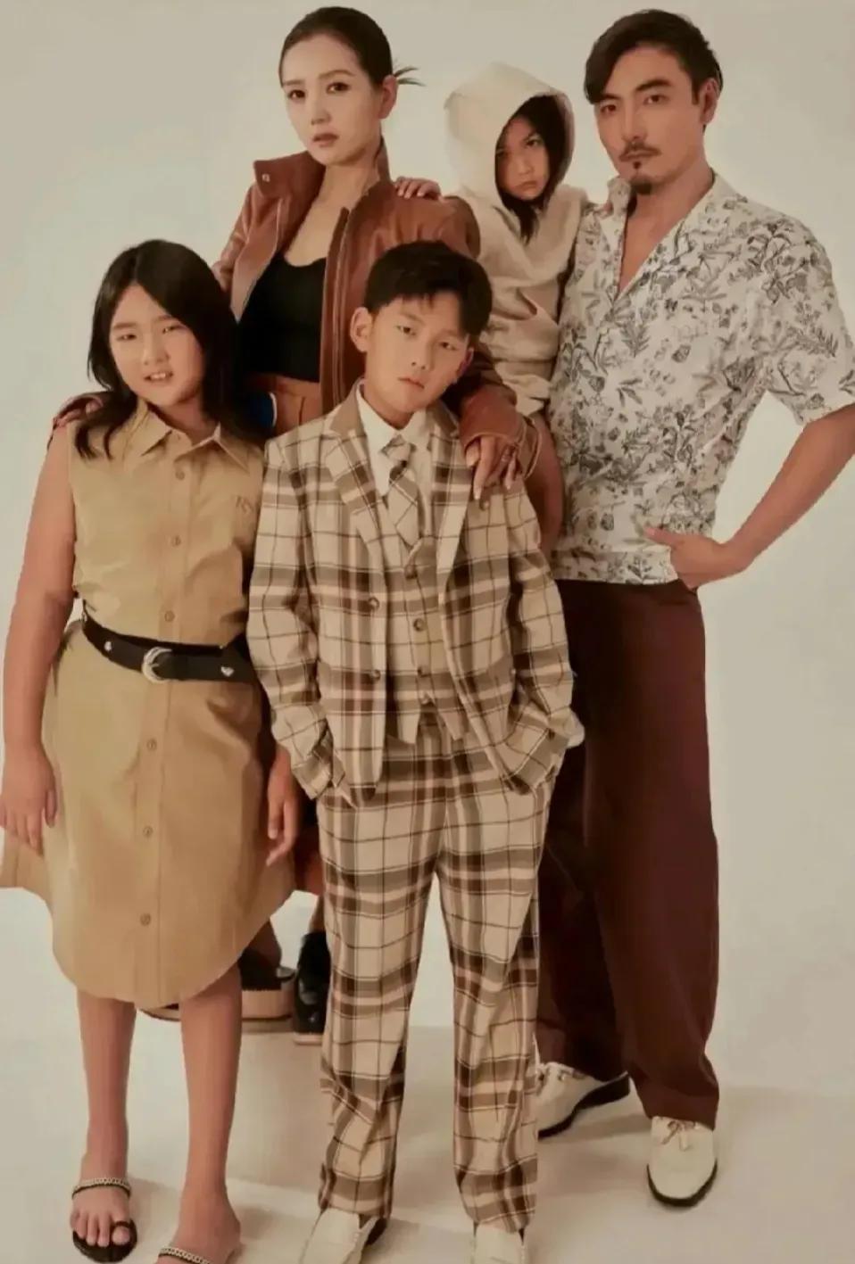 超女何洁的全家福，何洁是圆脸，大女儿是圆脸，小女儿也是圆脸，两个女儿都没有妈妈秀