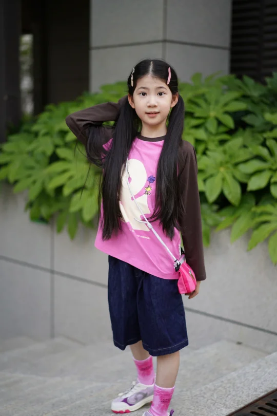 拍到了超有镜头感的小女孩👧