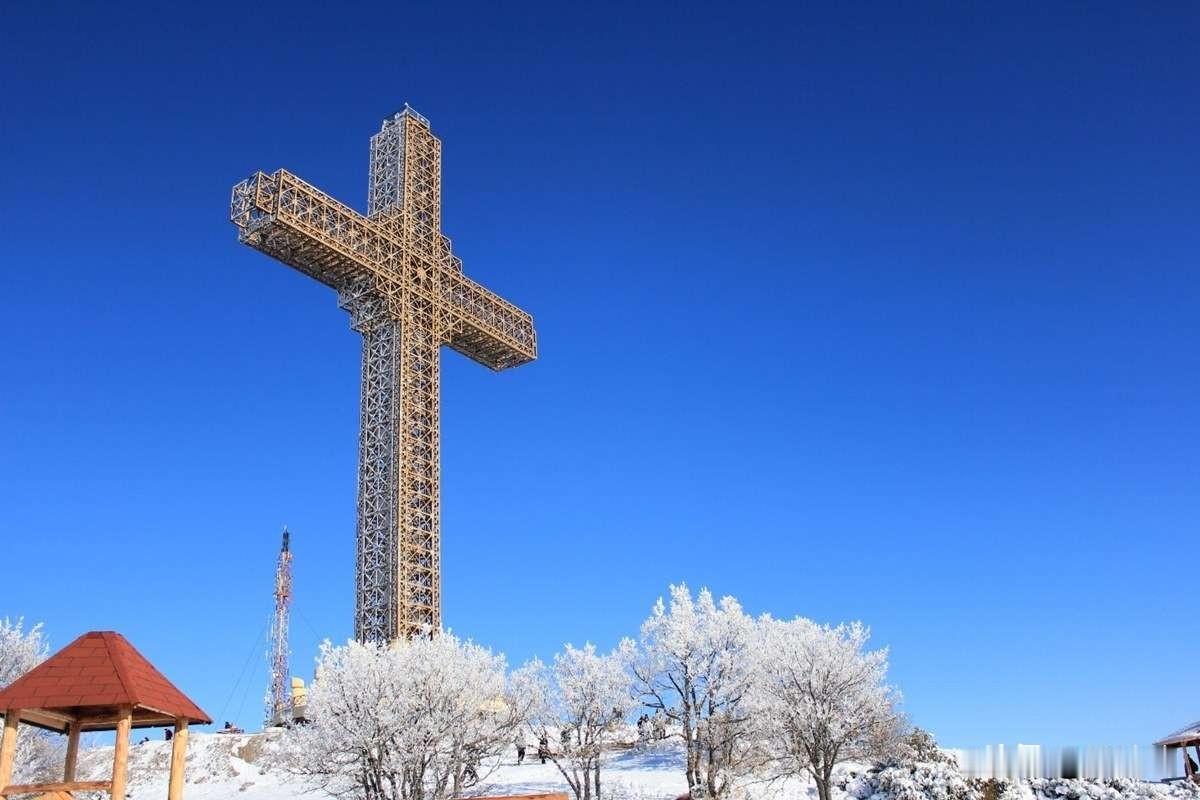 千禧十字架是一座高66米（217英尺）的十字架，矗立在马其顿共和国斯科普里沃德诺
