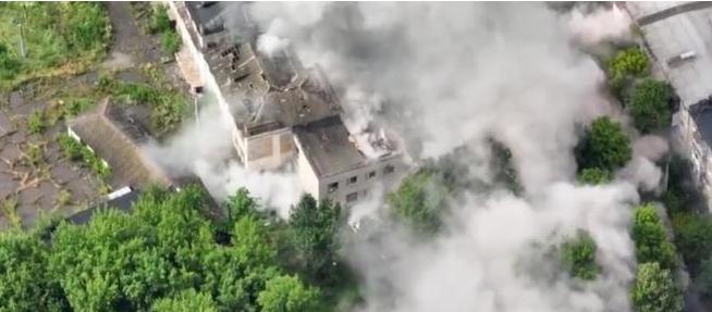 当地时间8月18日，位于俄占阿瓦迪夫卡地区的一个俄军指挥部再遭“海老师”上课，约