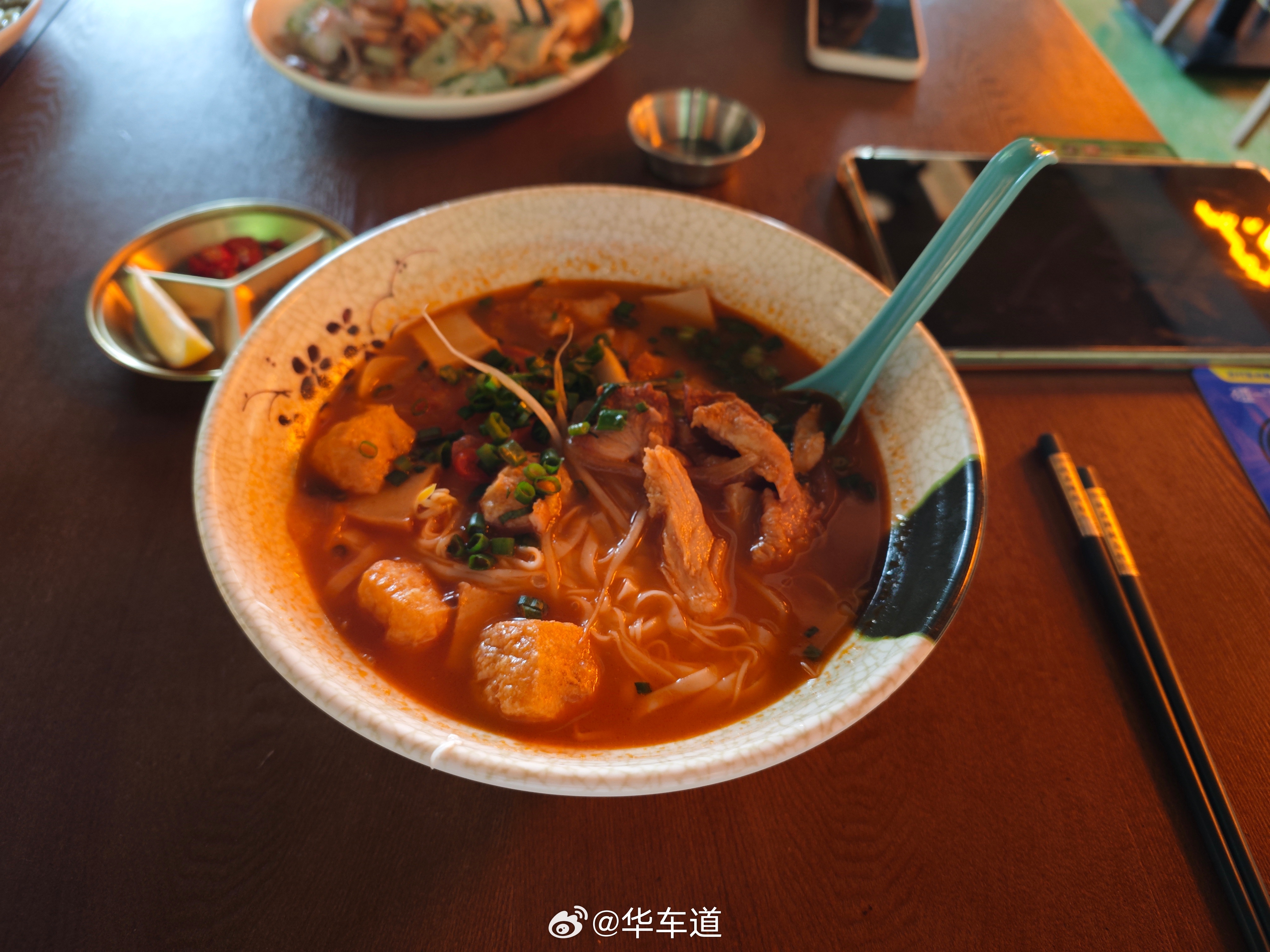 越南的美食，柠檬和金不换放了不少，做法确实和我们粤菜有点相似，但是味道还是有它自