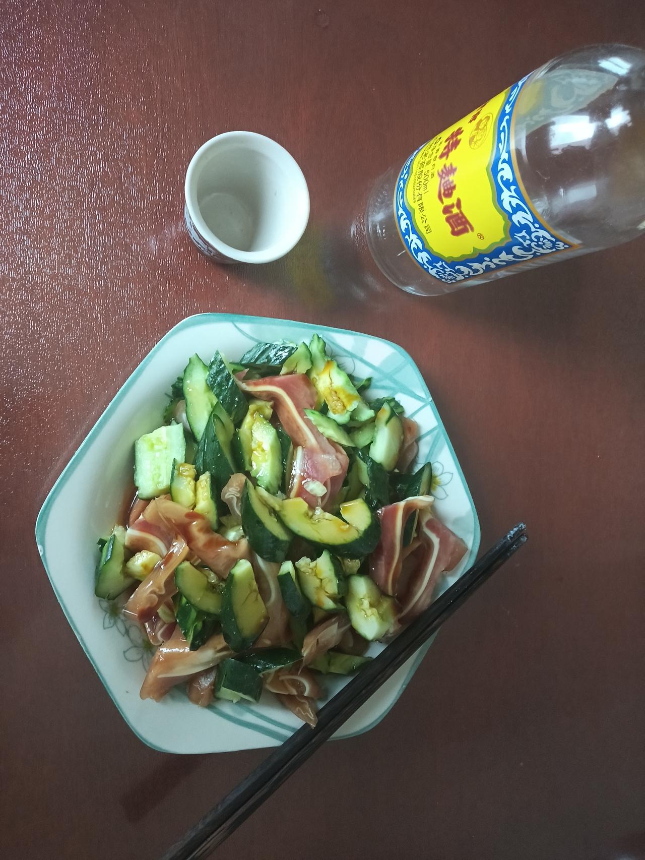 适量饮酒能长寿的原因是什么?适当喝酒能延长人的寿命，小酌怡情大酌伤身，喝酒能使人