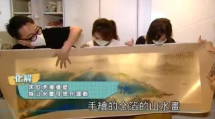 卧室风水：要头后无窗，脚前无门，两侧无厕，上无灯刀，床下无杂物。
破解之法：采取