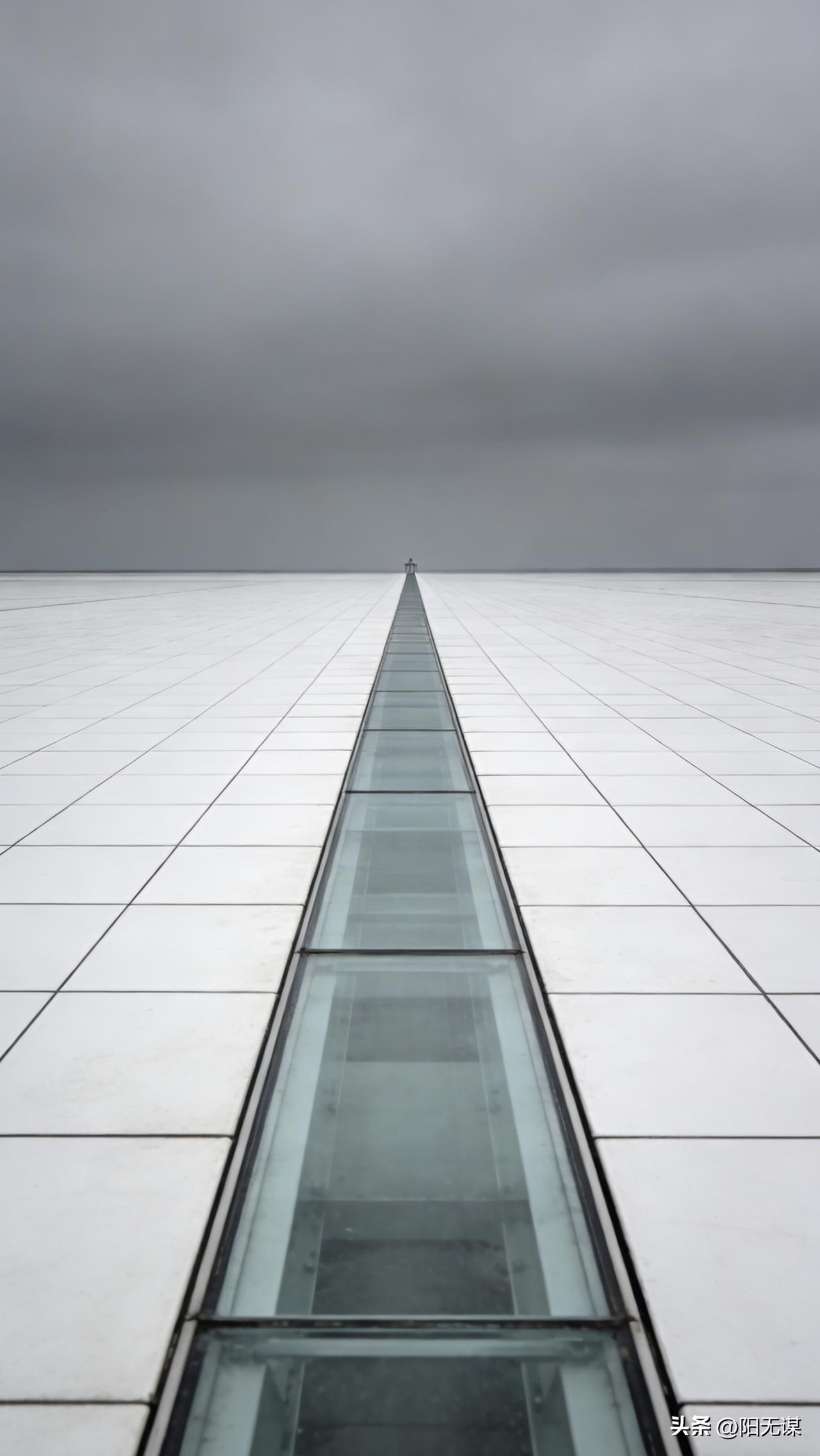 情感专家说：
“笨男人才喜欢跟女人讲道理，你先得明白，女人的道理就是她自己的情绪