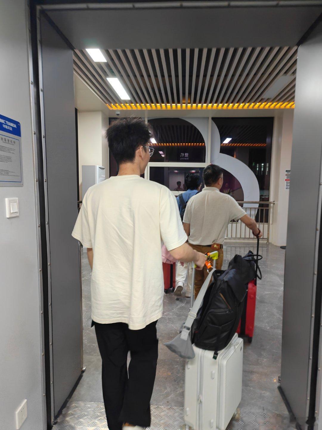 南航太典了…半夜廊桥下来坐摆渡车