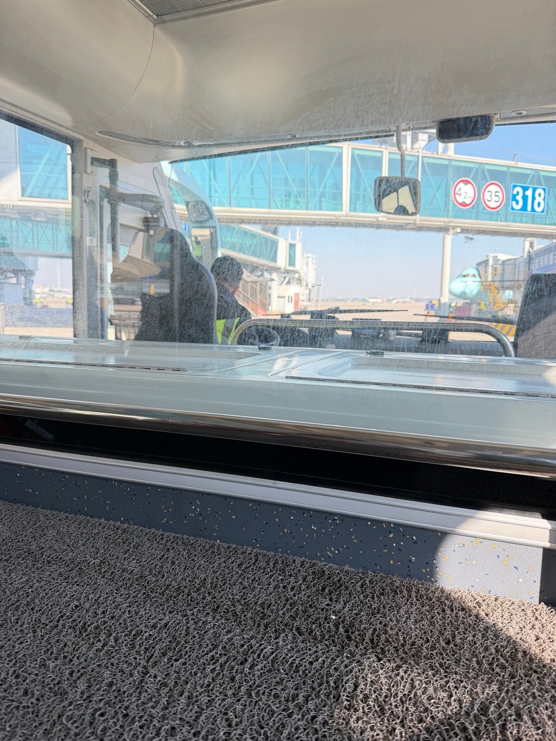 坐了这么多次飞机还是第一次坐摆渡车