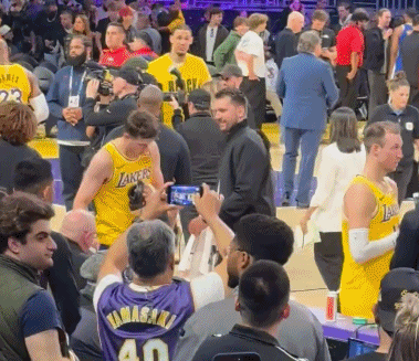 东契奇你咋怪舔狗的   非得人里夫斯和你拉勾  湖人战胜勇士