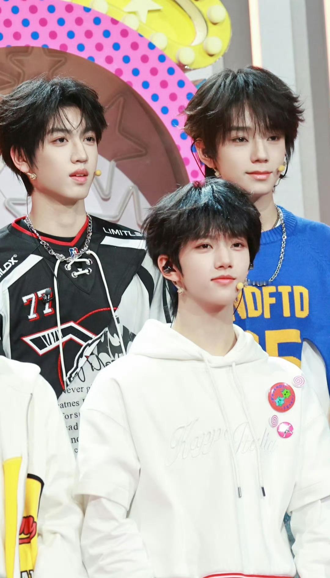 TF家族四代《川渝春晚》后台舞台照🈶张桂源 张函瑞 王橹杰 左奇函 陈奕恒 杨