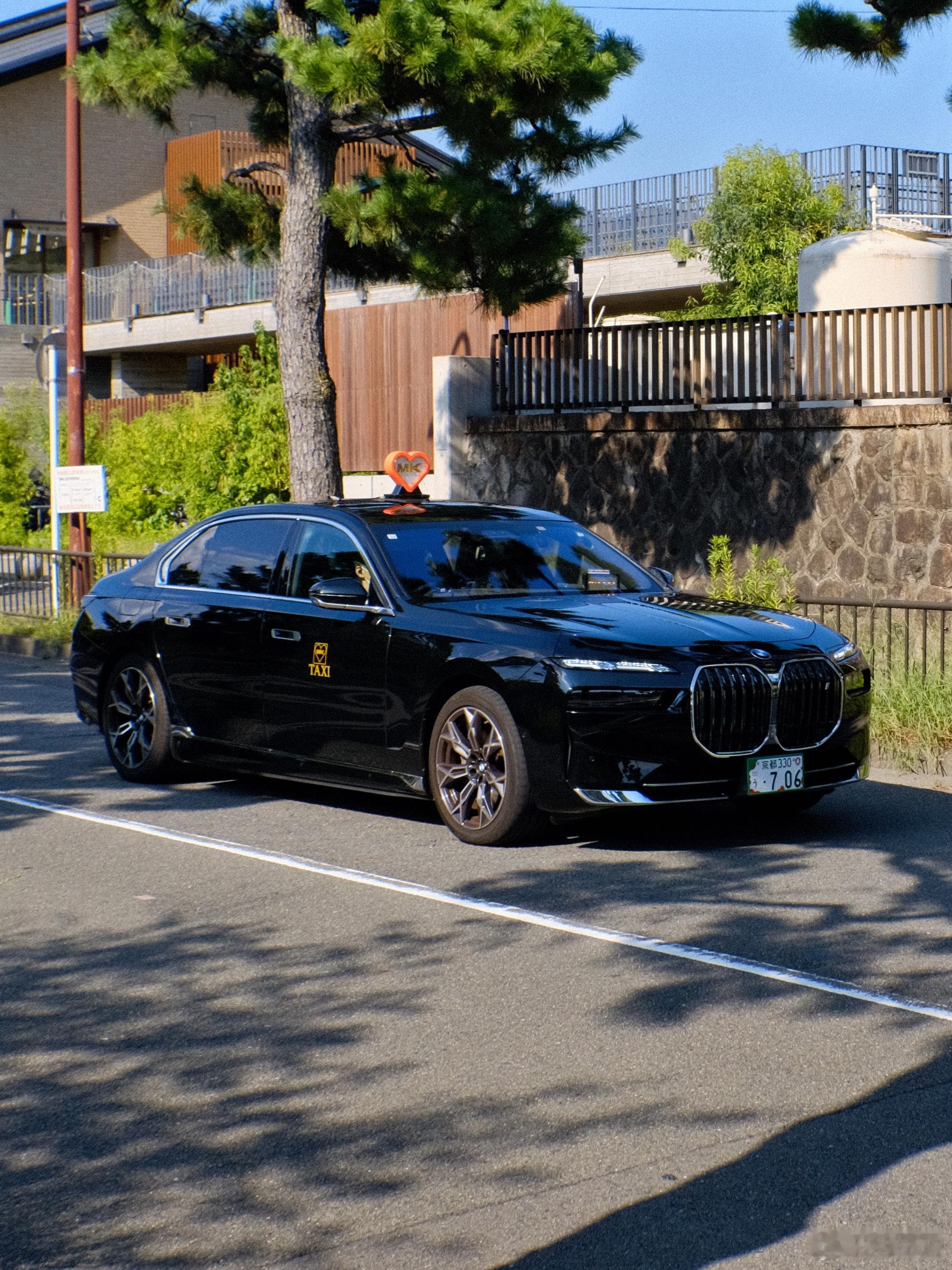 型车街拍 京都还是太有风骨了，居然用宝马7系当出租车，还是纯电的i7 eDriv