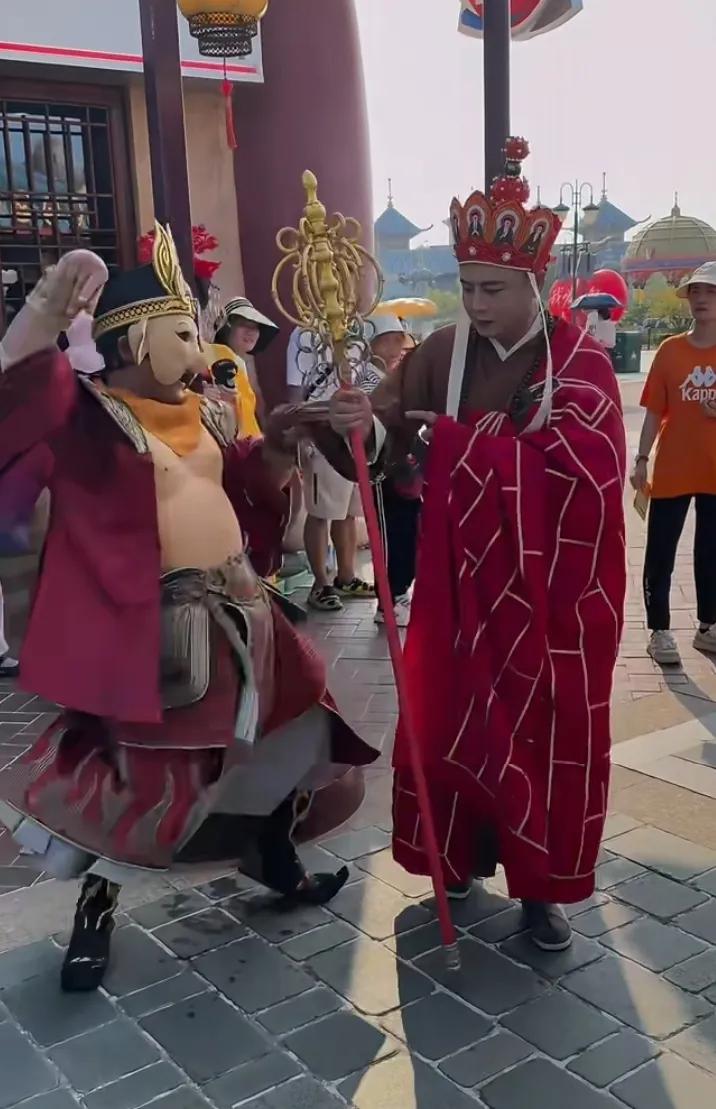 八戒：师父！嗨起来！
唐僧：八戒，不要太皮了！
唐僧cos的好像，以为是真的电视