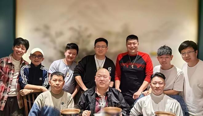 据说这是德云分社成员。
仔细看看，都打着德云标签呢，德云那边把名字都抹掉了，这边