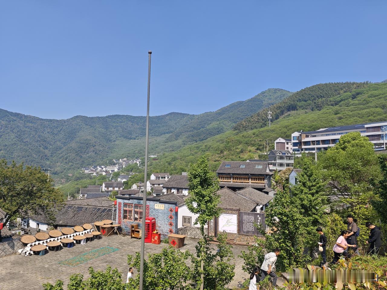 上虞区岭南乡东澄古村，真的很美，人山人海，旅游搞得非常不错。