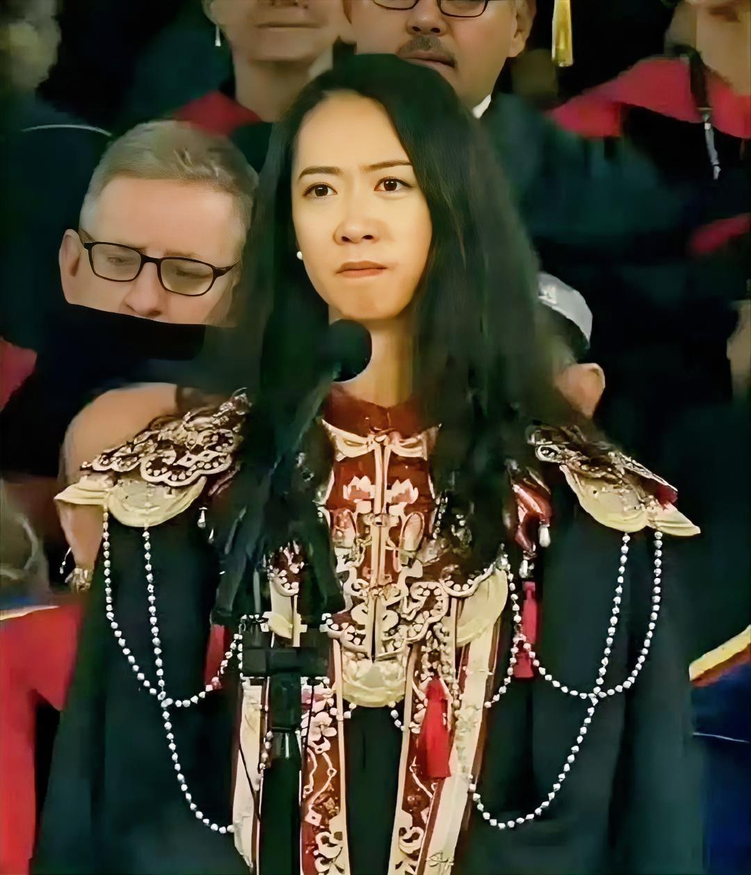 有网友说她这件衣服很怪异，
天呐，这可是汉服云肩！
有很多女留学生毕业穿一些中式