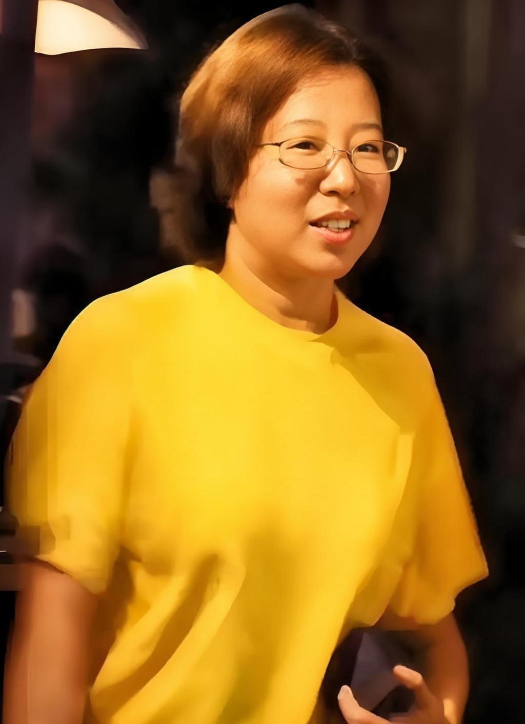 这是郭德纲的前妻胡中惠！如果细看，胡中惠与郭德刚长得极像！同是宽额胖脸，脸庞圆润