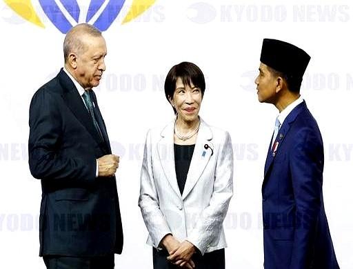 皮笑肉不笑，还真是辣眼睛[摊手]！
人家为了选件衣服磨蹭半天，结果还迟到了快一个