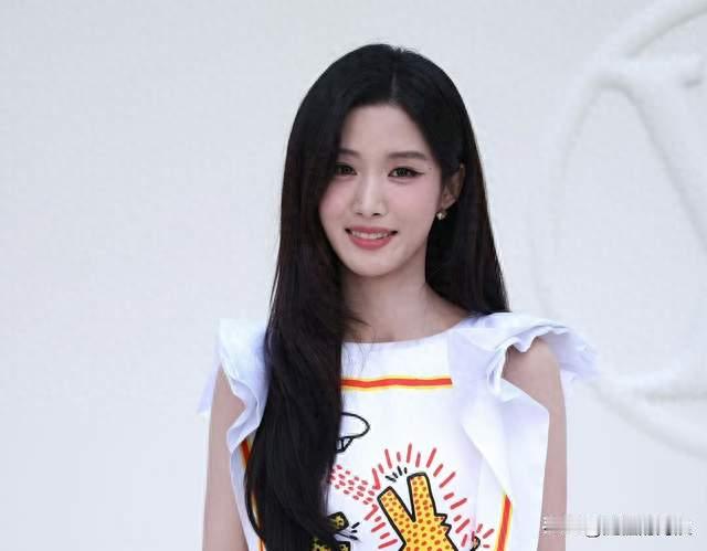 反差感拉满！卢昱晓LV巴黎首秀：生图是人间郁金香，直播只顾干饭