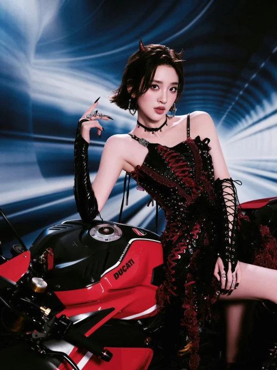 唐艺昕二公造型 唐艺昕乘风2026二公造型，红黑绑带裙辣妹装好酷！唐艺昕二公绑带