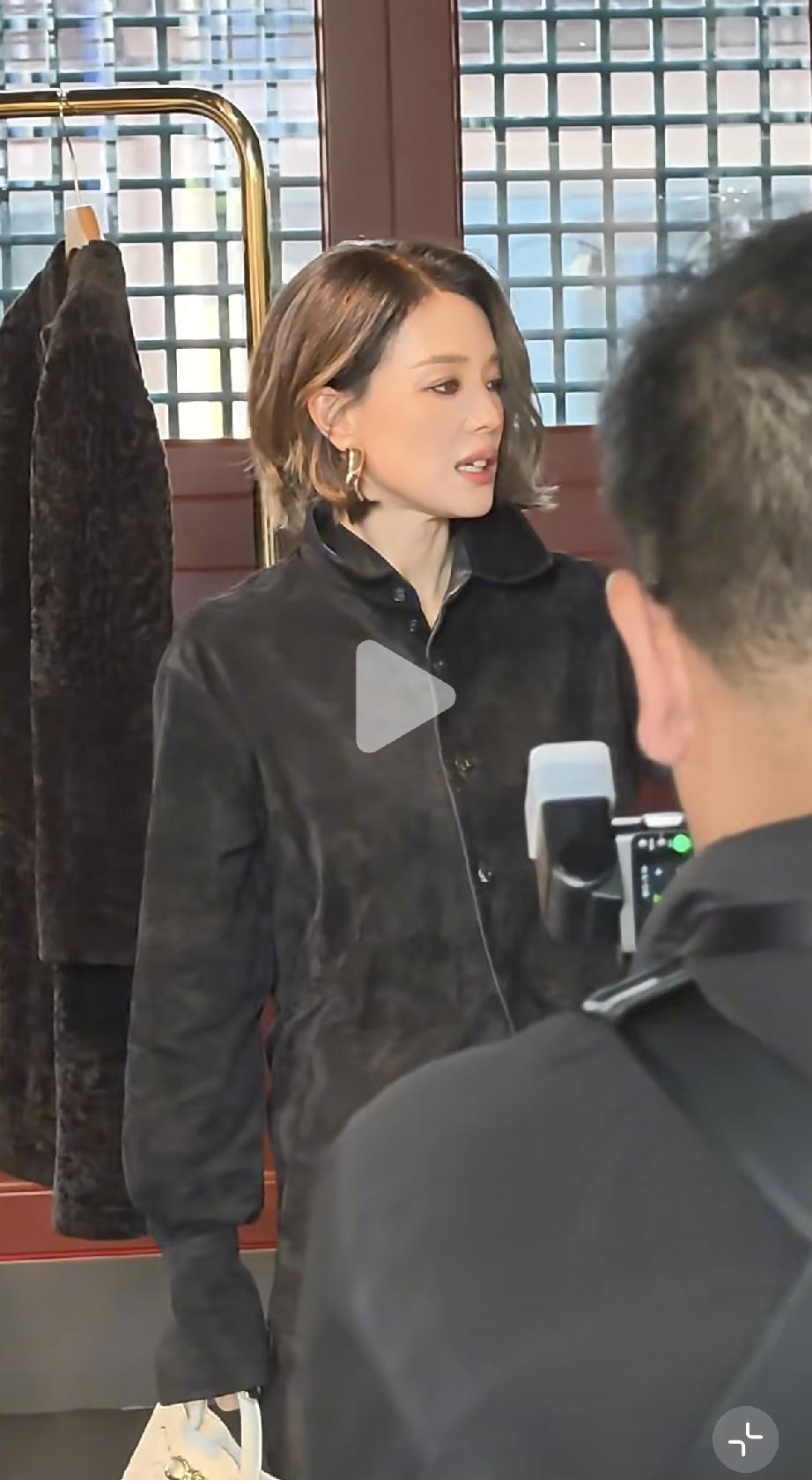 6月24日，舒淇现身北京参加BV活动，路人拍到的她虽然妆容精致，但体态和神态能看