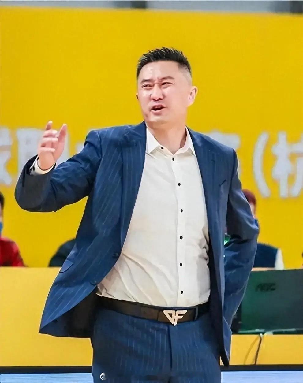 杜锋在球队遭遇18分逆转之后总结比赛：我们在领先18分后就没有任何战术了，之前说