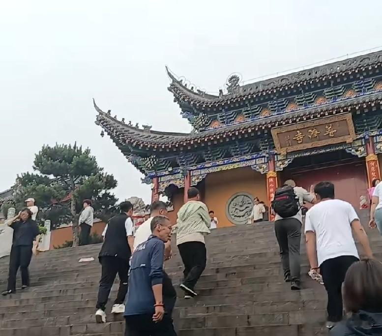 今天是农历四月十八，也是民间的庙会。在我们本地，很多人都会去绥中普济寺，也就是常