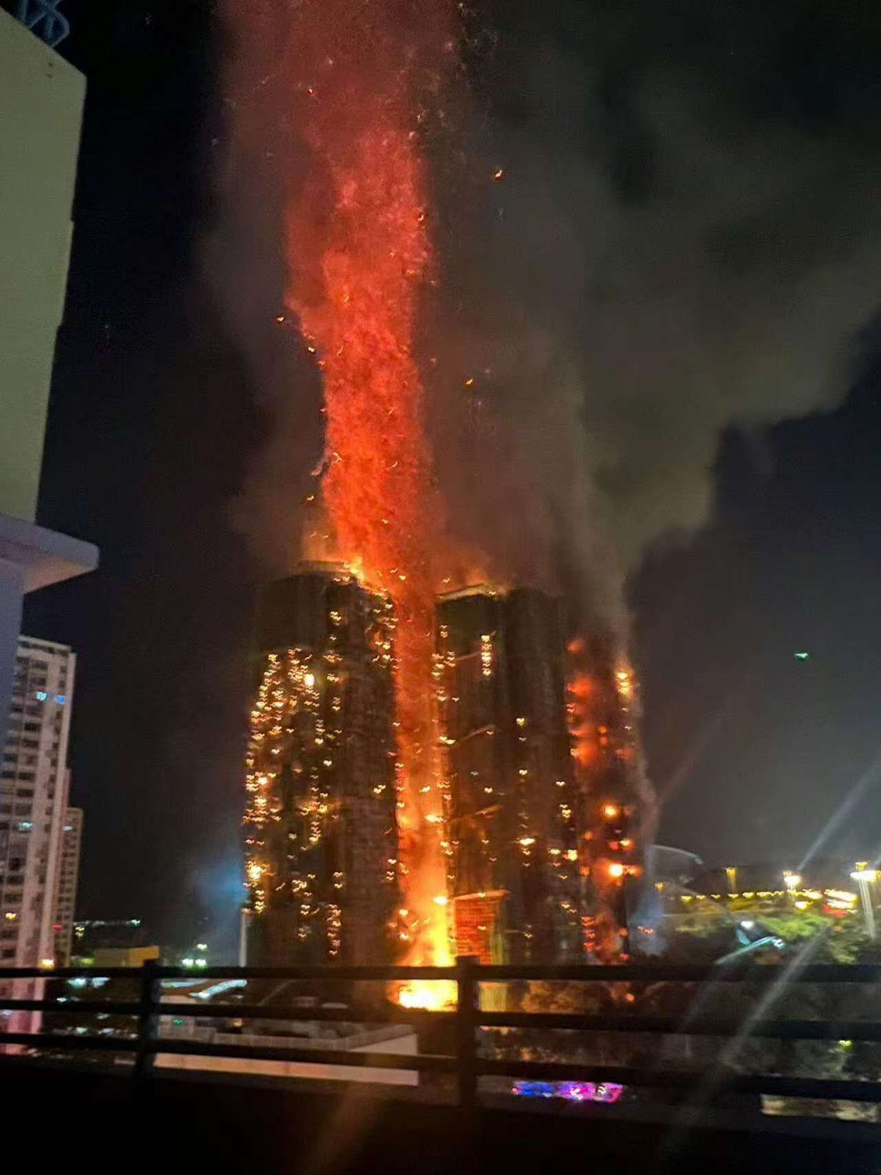 香港火灾群里看到一张图我都快吓呆了这种密集楼间距的高楼火灾最怕的就是狭管效应瞬间