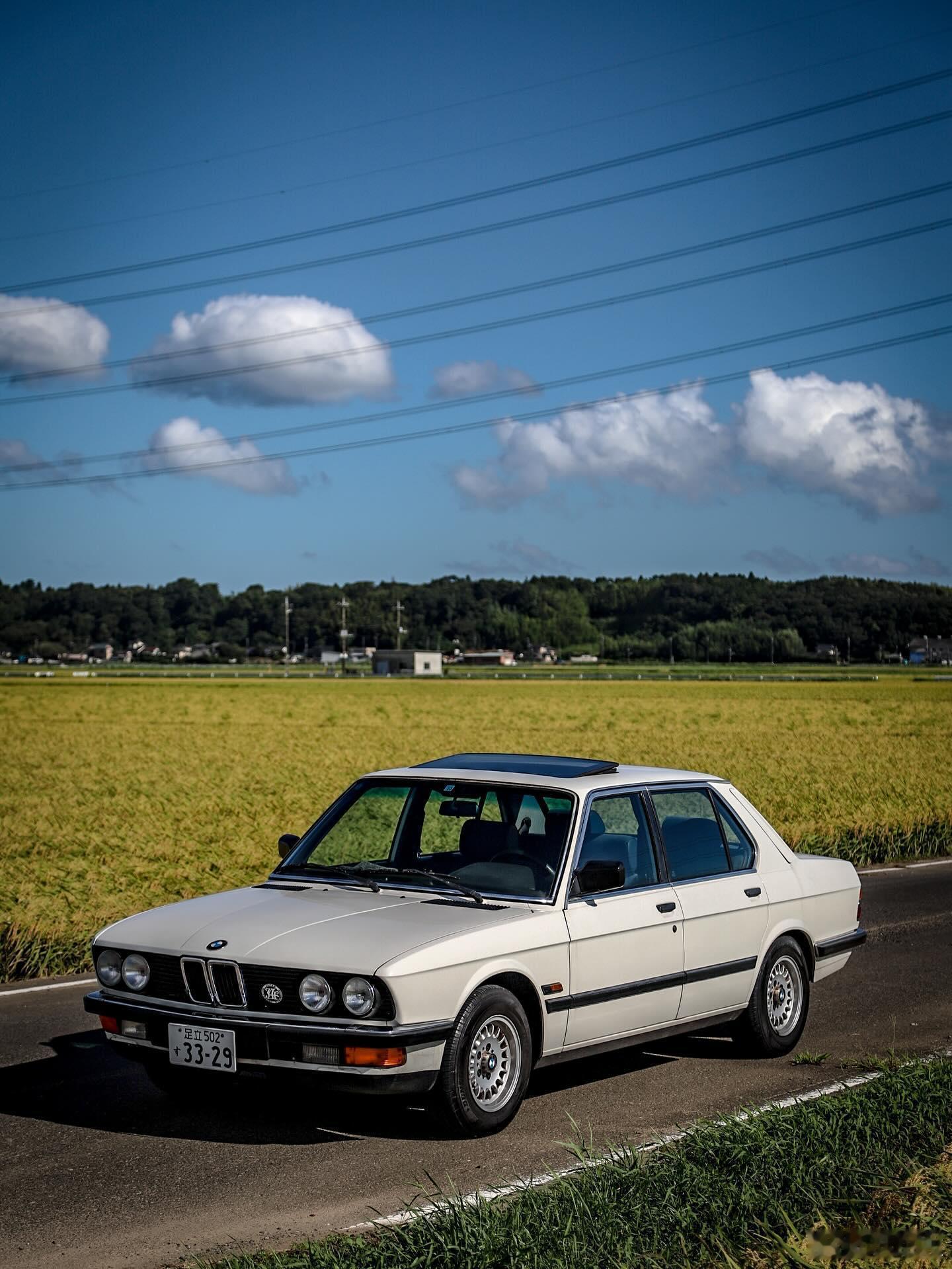宝马5系[超话]东京一位bimmer和他的E28。作为第二代5系，E28从198