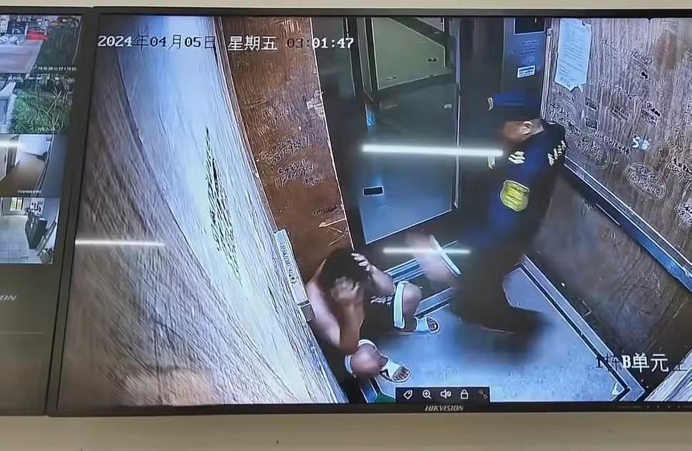#春日生活打卡季# #监拍：男子电梯殴打女子被保安暴揍#保安见义勇为？还是防卫过