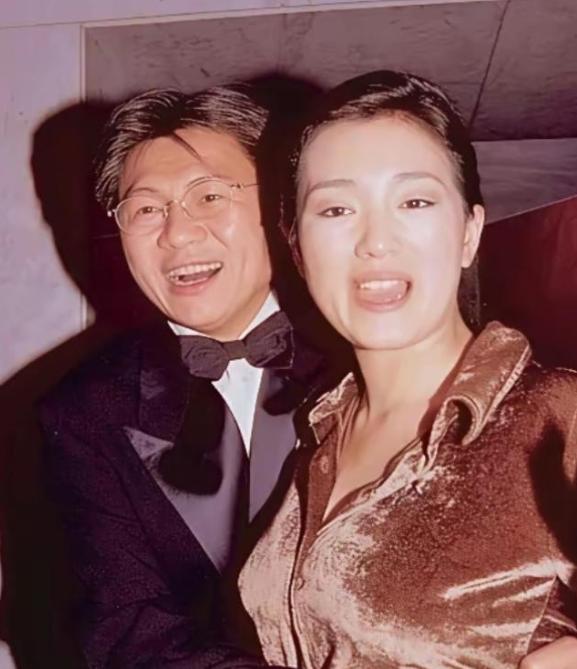 为生孩子，影后巩俐喝了大半年中药。1996年，她嫁新加坡商人黄和祥。听从母亲建议