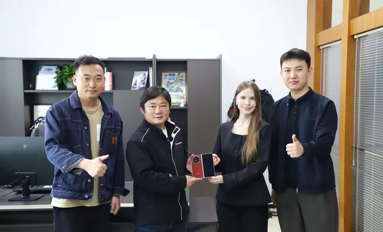 荣耀派人赴重庆给张雪送手机了，直接给张总换成了荣耀Magic V6折叠屏手机。